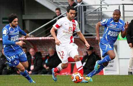  布雷斯特vs巴黎冲突不断，下半场多次中断比赛  